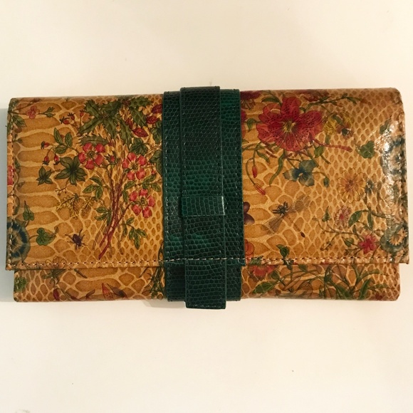 NWOT Floral Embossed Women's Wallet - Picture 1 of 3